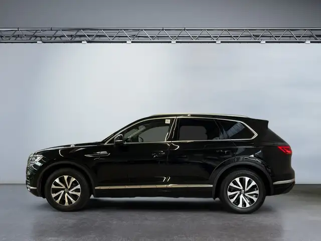Volkswagen Touareg view 3