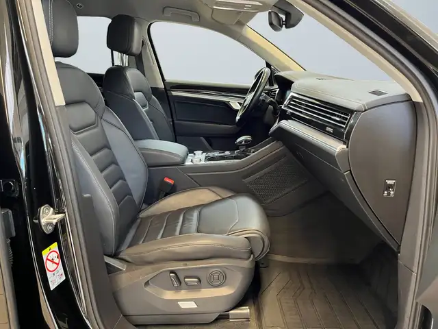 Volkswagen Touareg view 10