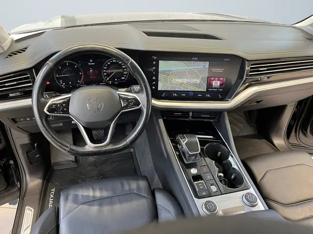 Volkswagen Touareg view 8