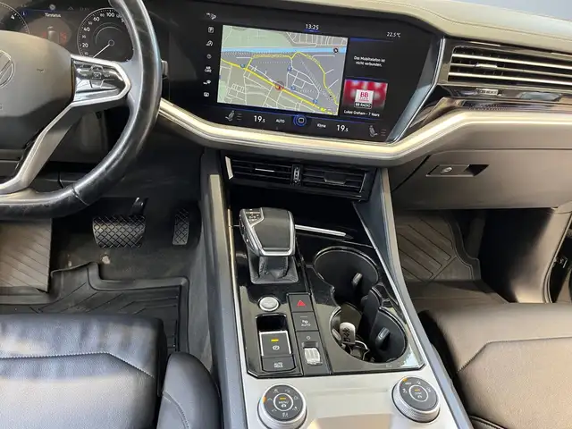 Volkswagen Touareg view 9