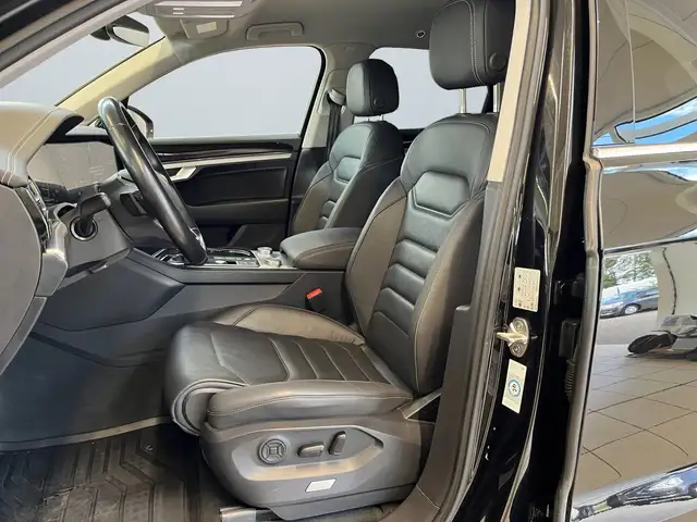 Volkswagen Touareg view 7