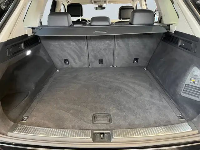 Volkswagen Touareg view 14