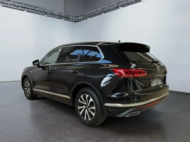 Volkswagen Touareg view 4