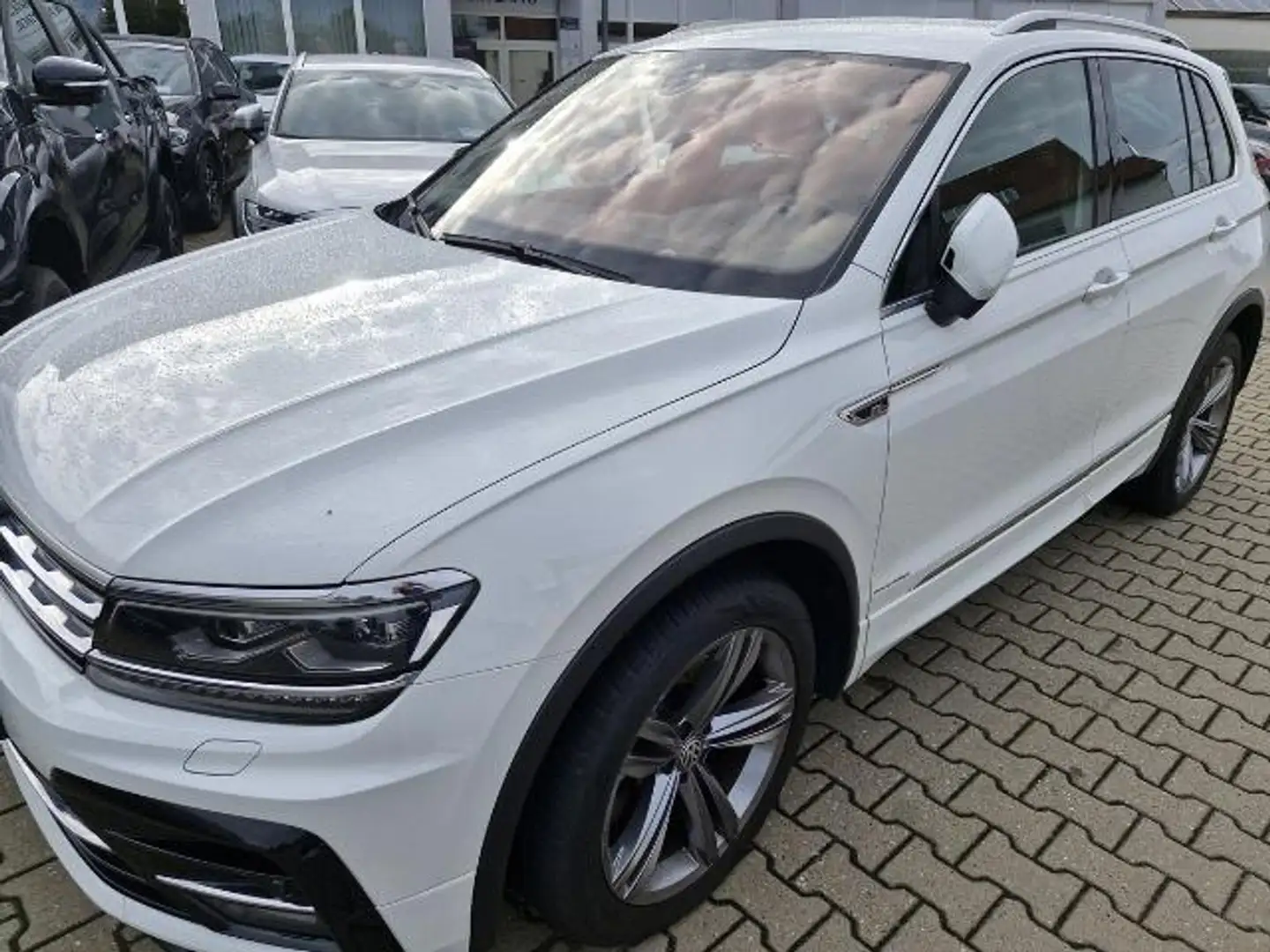 Volkswagen Tiguan 2,0 TDI Highline DSG 4Motion R-line Wit - 2