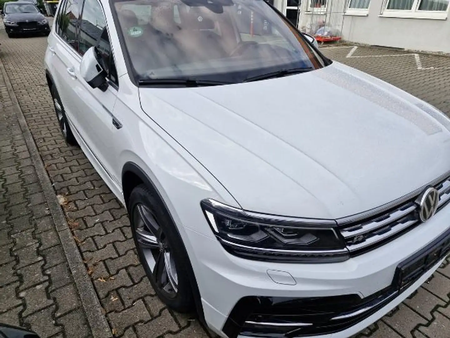 Volkswagen Tiguan 2,0 TDI Highline DSG 4Motion R-line Wit - 1