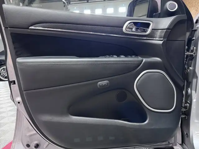 Jeep Grand Cherokee view 12