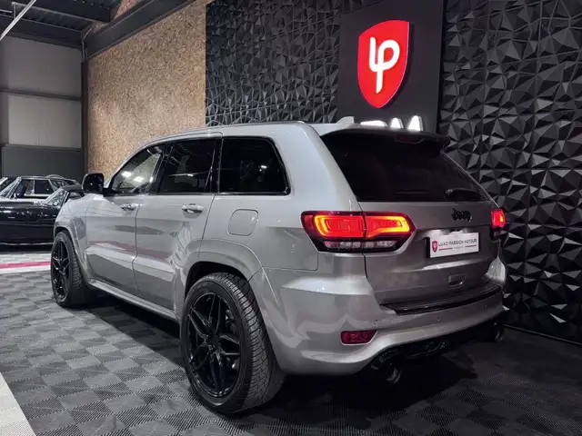 Jeep Grand Cherokee view 4