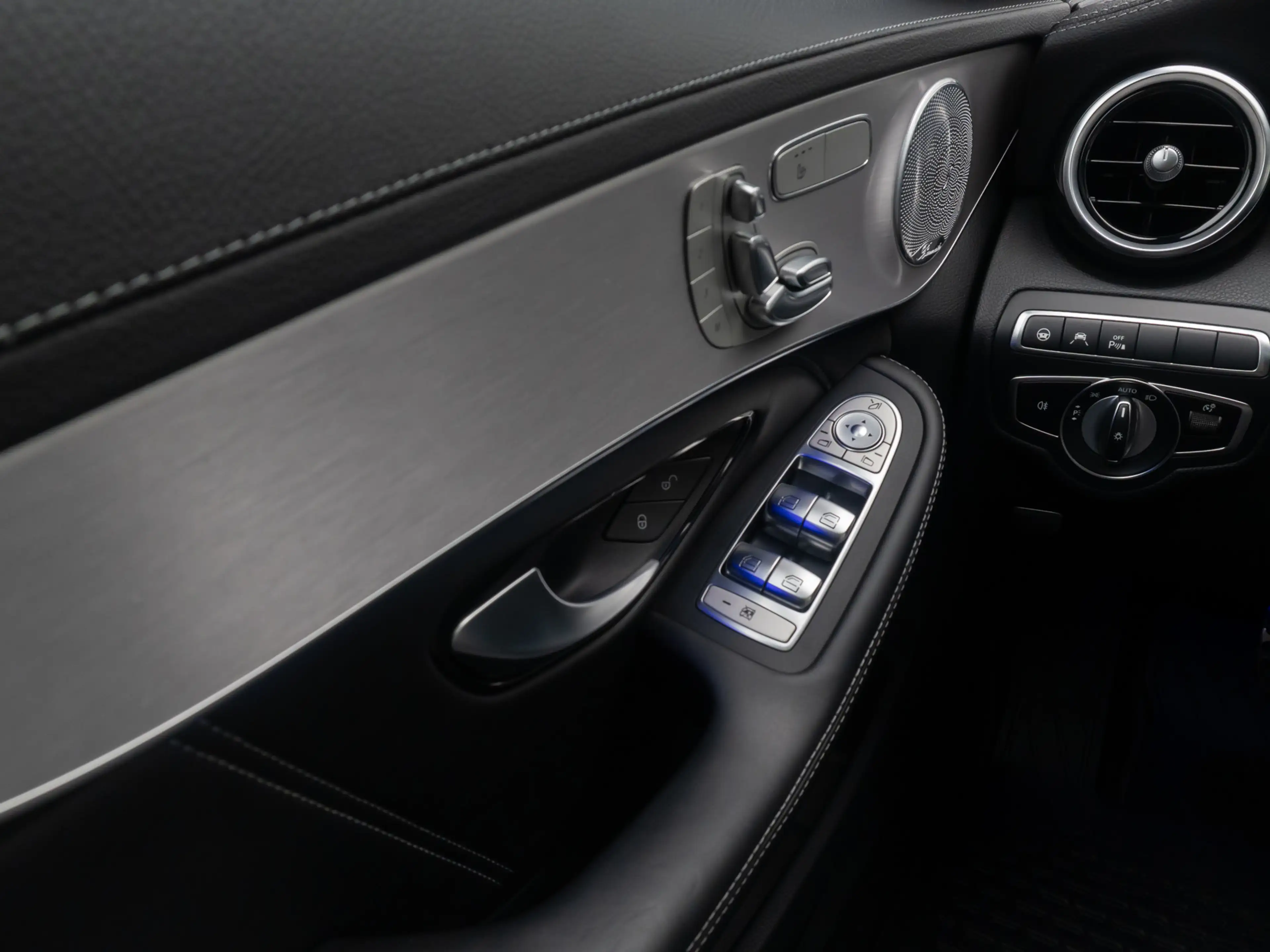 Mercedes-Benz C 63 AMG Panorama DAB Burmester Komfort Voll — photo 35