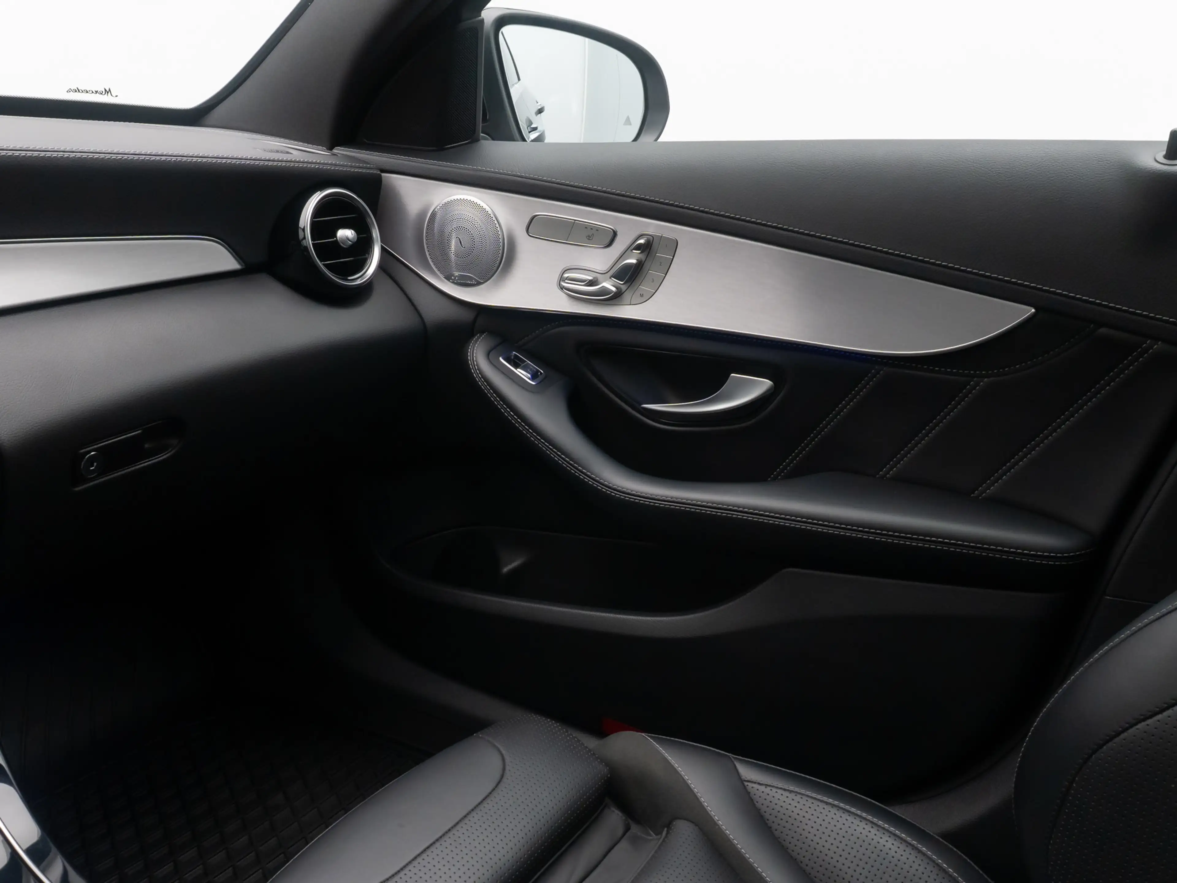 Mercedes-Benz C 63 AMG Panorama DAB Burmester Komfort Voll — photo 34