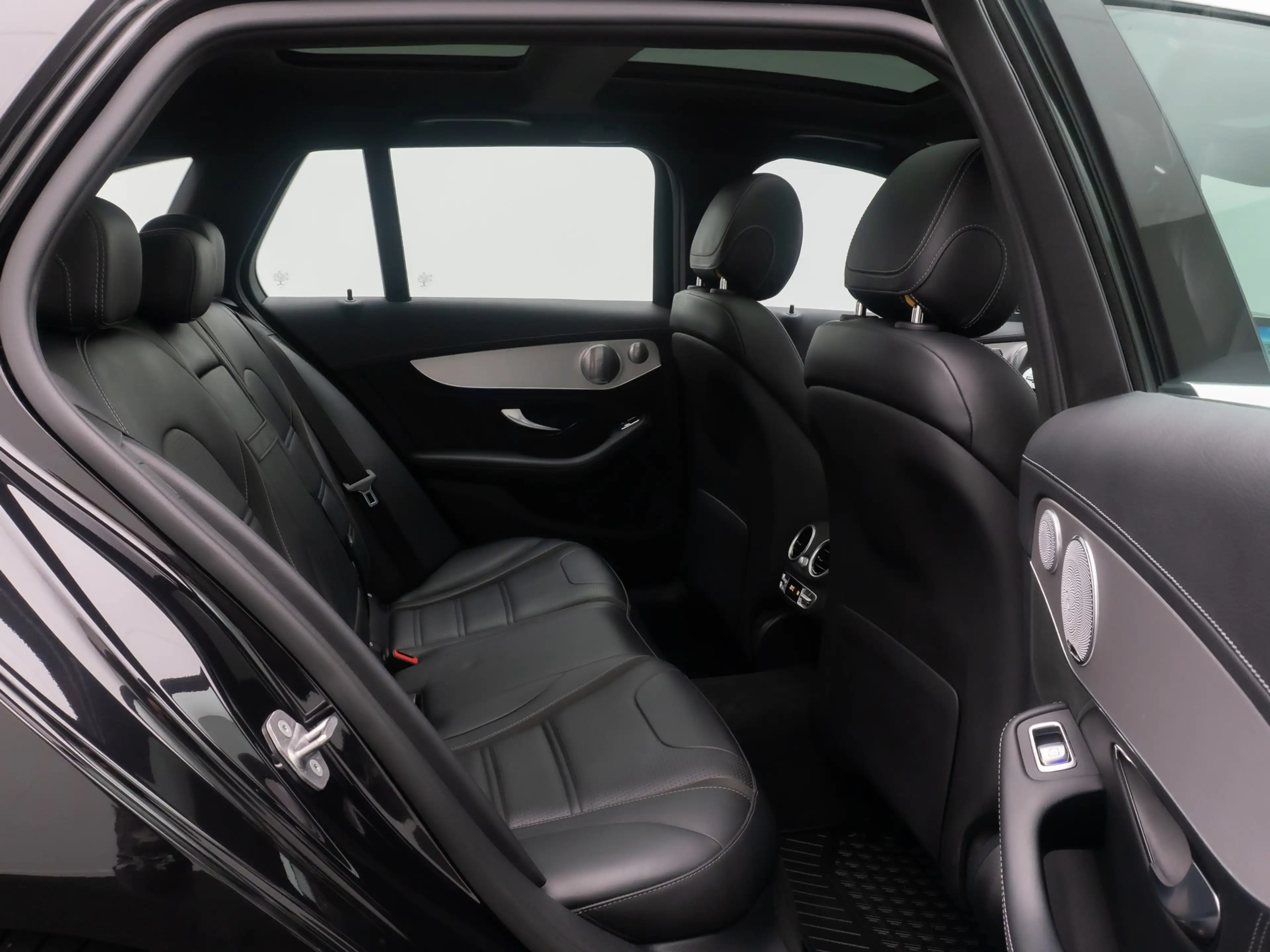 Mercedes-Benz C 63 AMG Panorama DAB Burmester Komfort Voll — photo 26