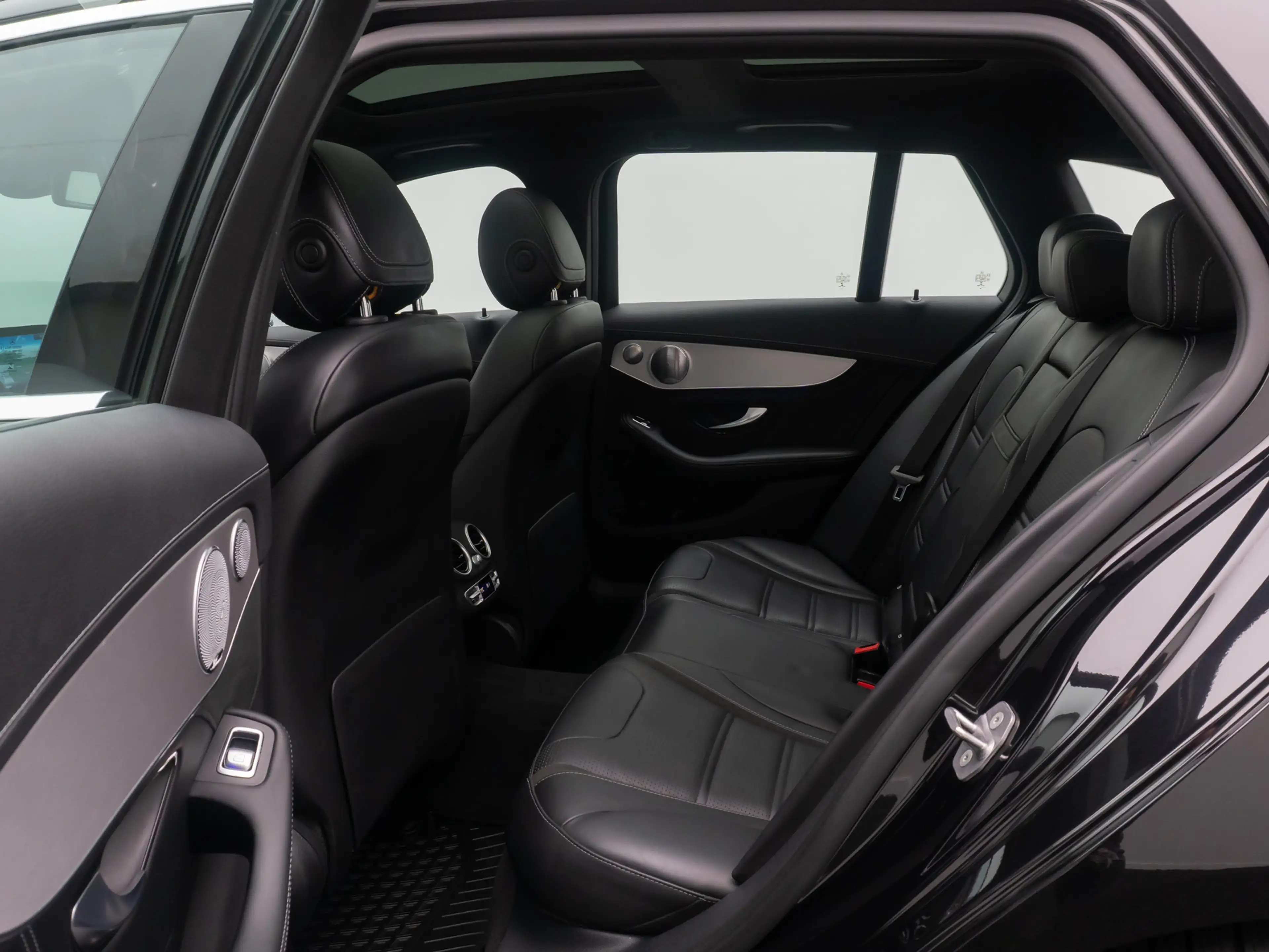 Mercedes-Benz C 63 AMG Panorama DAB Burmester Komfort Voll — photo 25