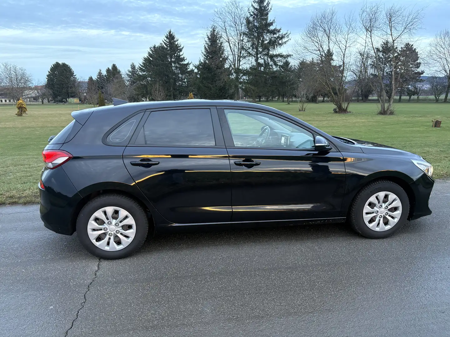 Hyundai i30 i30 1.4 comfort plus Schwarz - 2