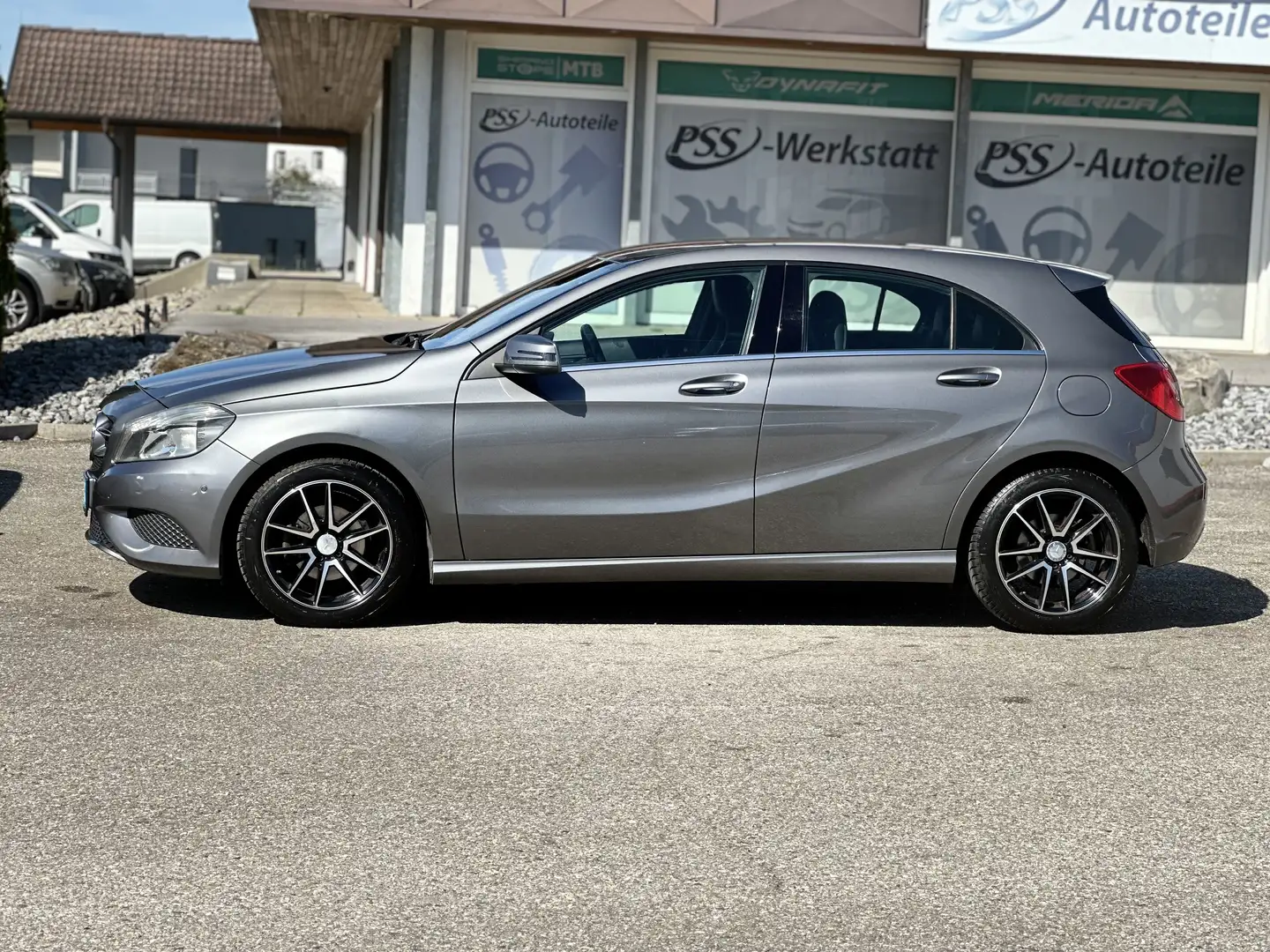 Mercedes-Benz A 180 A 180 CDI BlueEfficiency (176.000) Grau - 2