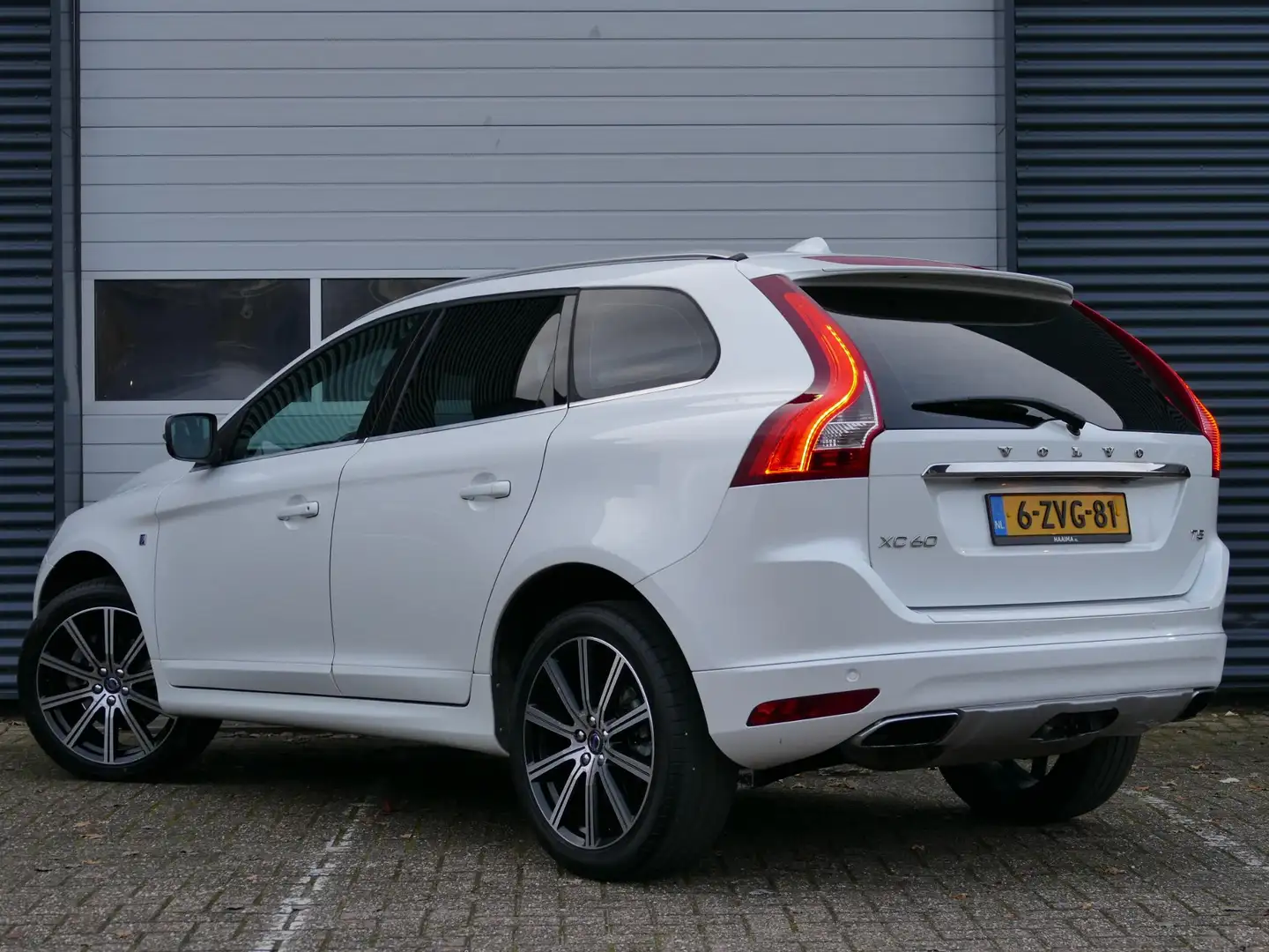 Volvo XC60 2.0 T5 FWD Ocean Race 245pk | Leder | Panorama dak Wit - 2