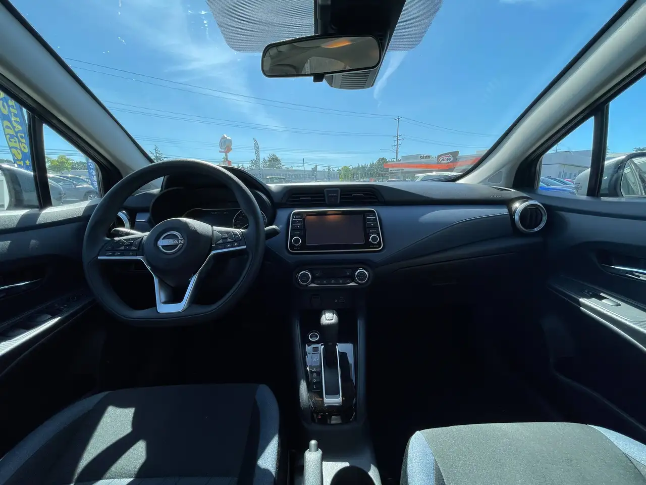 Nissan Versa снимка Nissan Versa