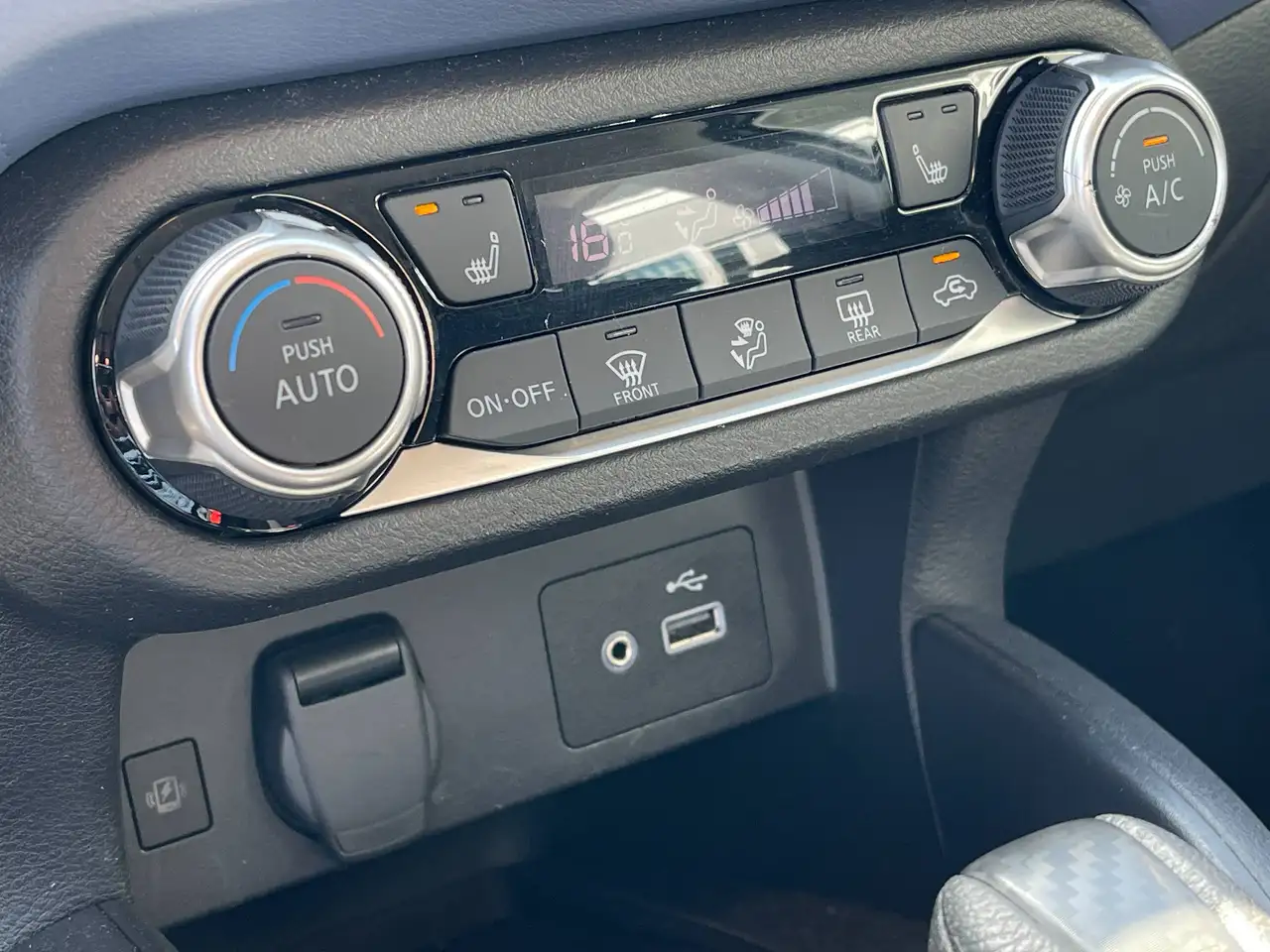 Nissan Versa снимка Nissan Versa