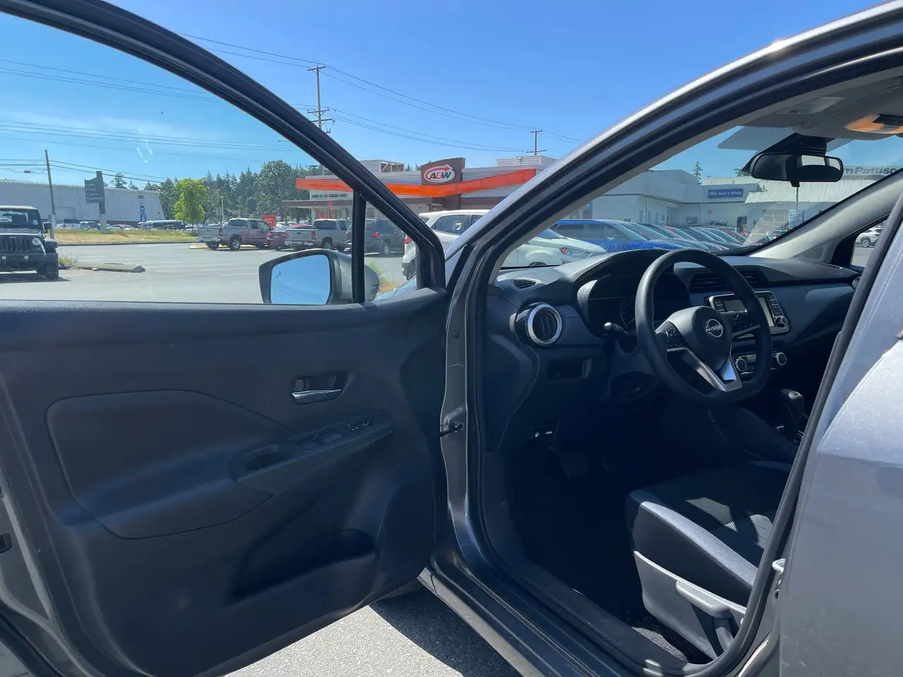 Nissan Versa снимка Nissan Versa