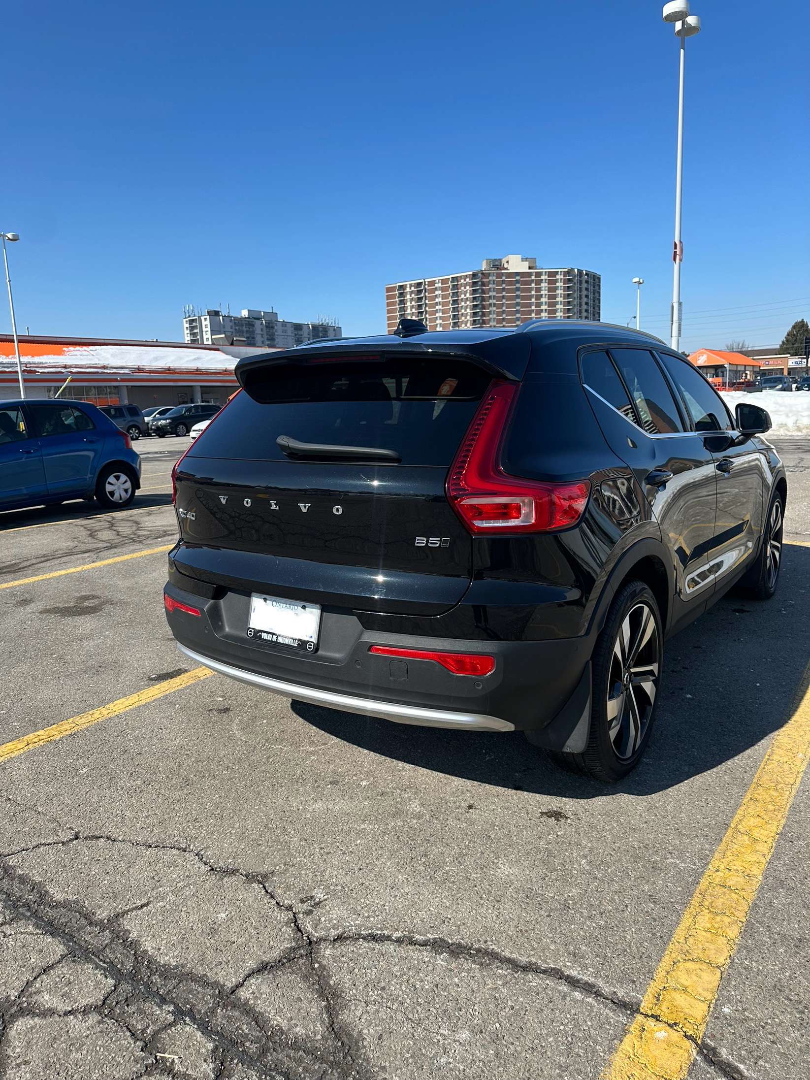 2023 Volvo XC40 B5 AWD Ultimate Bright Theme alt 4