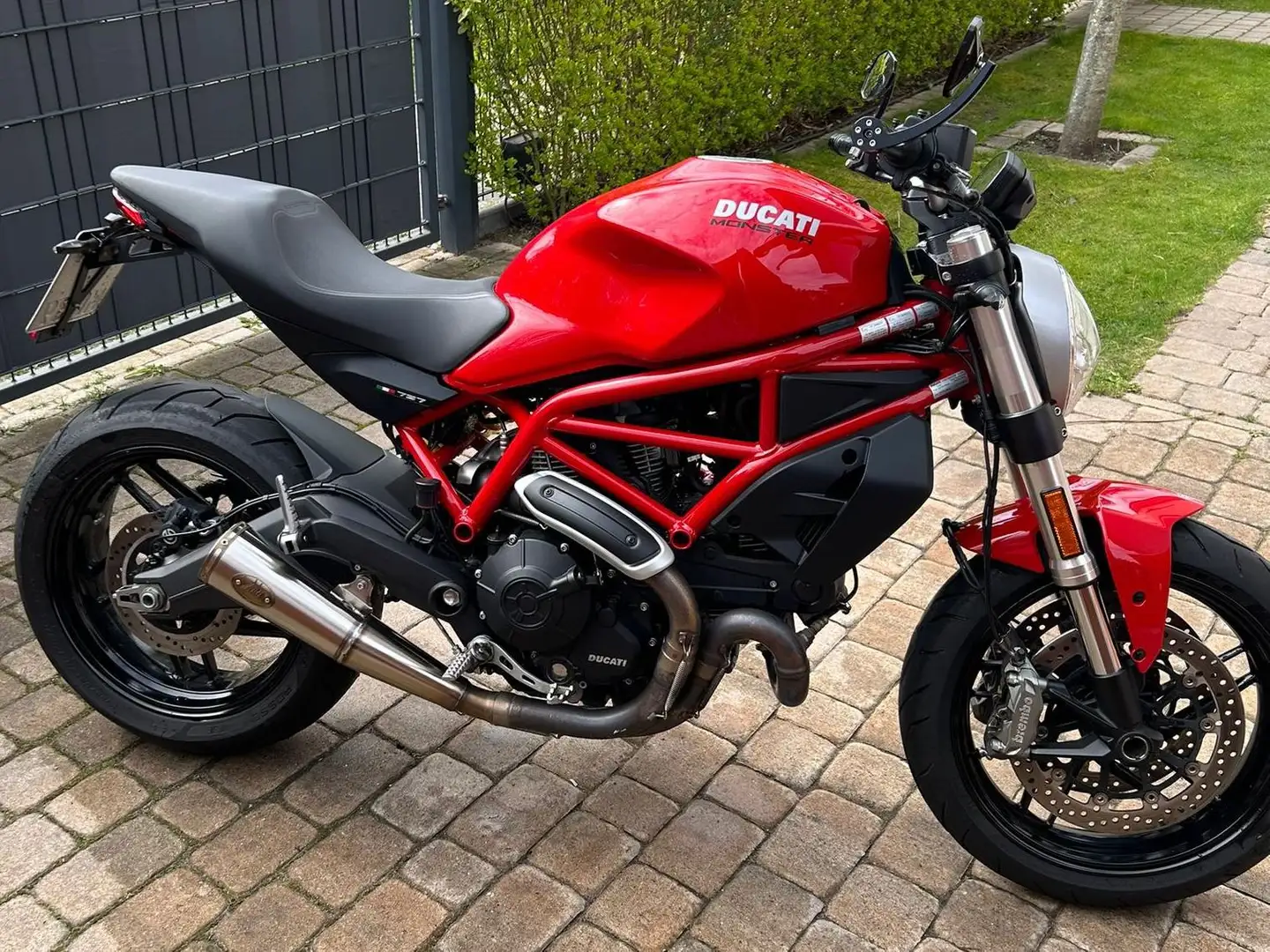 Ducati Monster 797 Red - 1