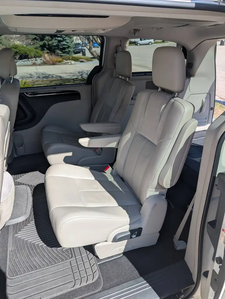 Chrysler Town & Country снимка Chrysler Town & Country