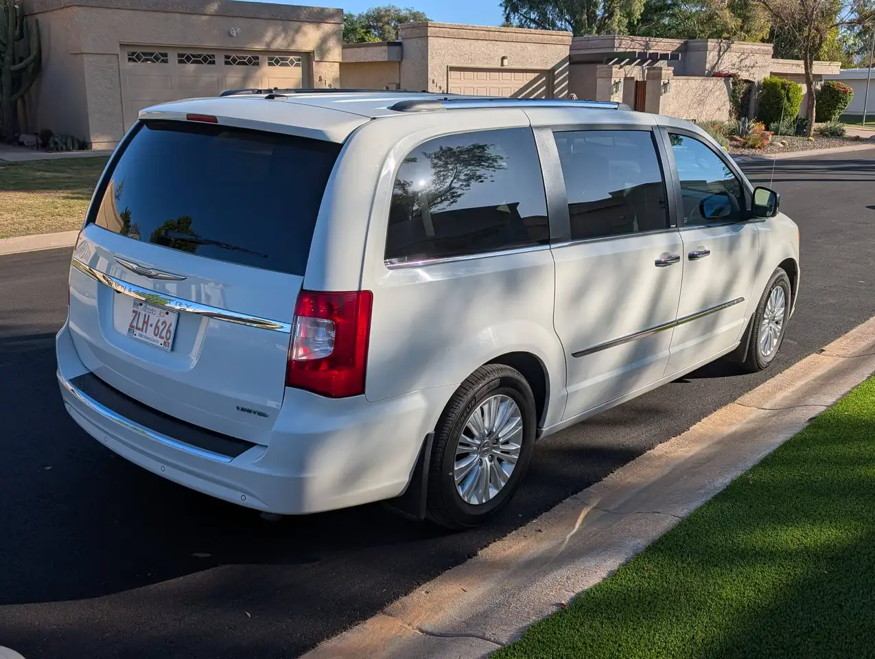 Chrysler Town & Country снимка Chrysler Town & Country