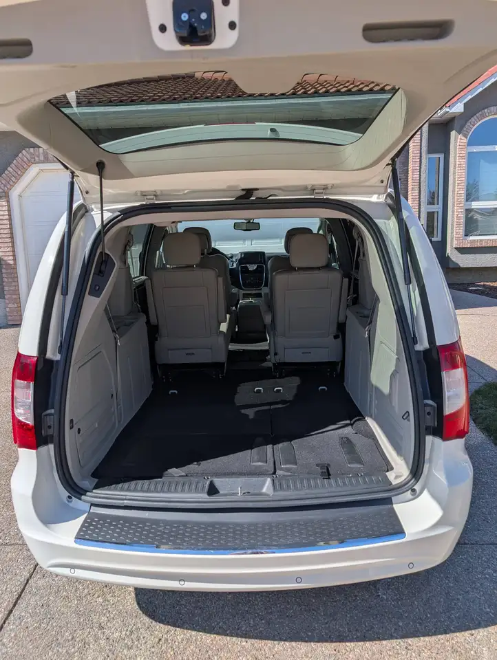 Chrysler Town & Country снимка Chrysler Town & Country