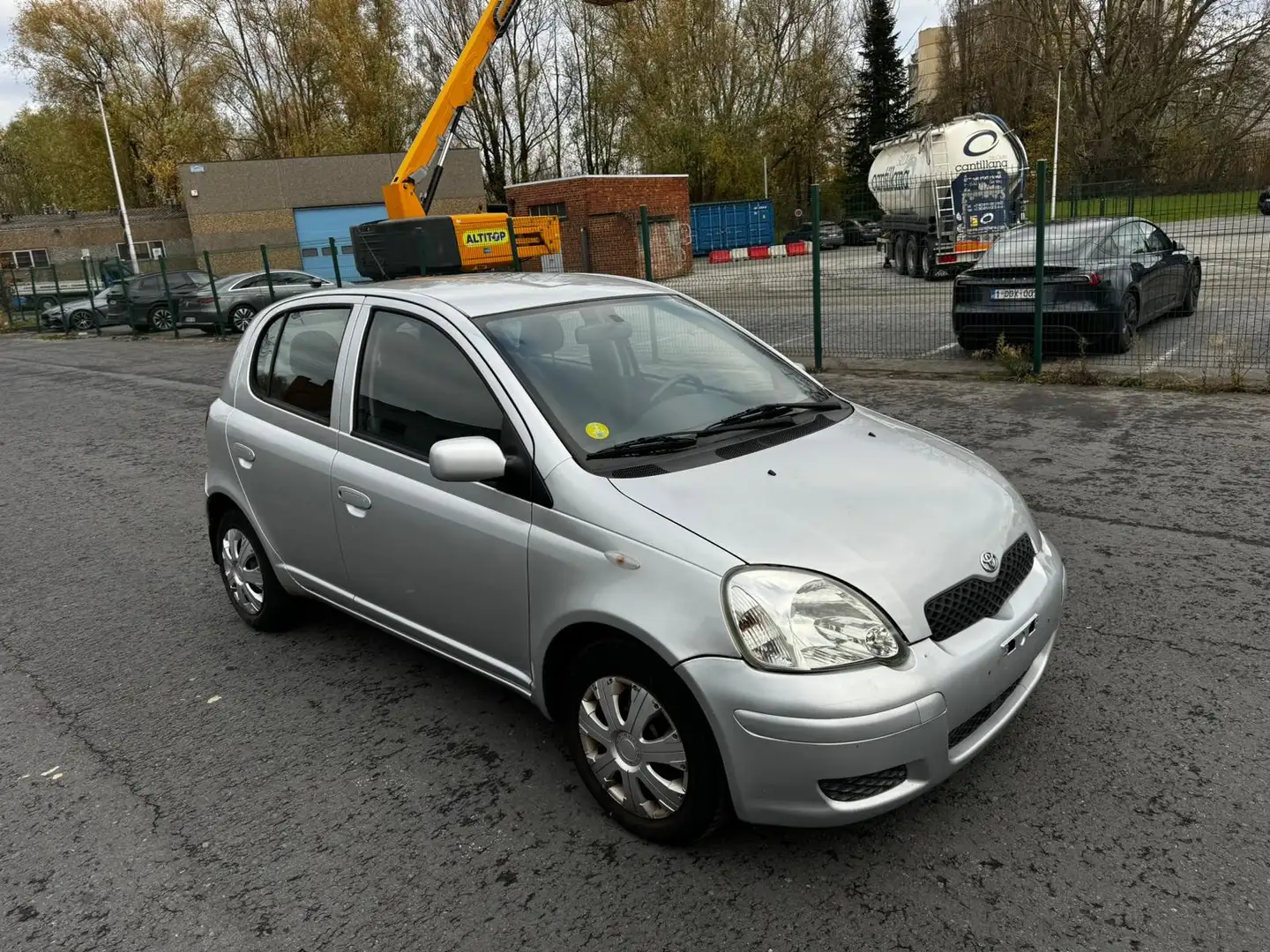 Toyota Yaris 1.3i airco avec contrôle technique ok Argent - 2
