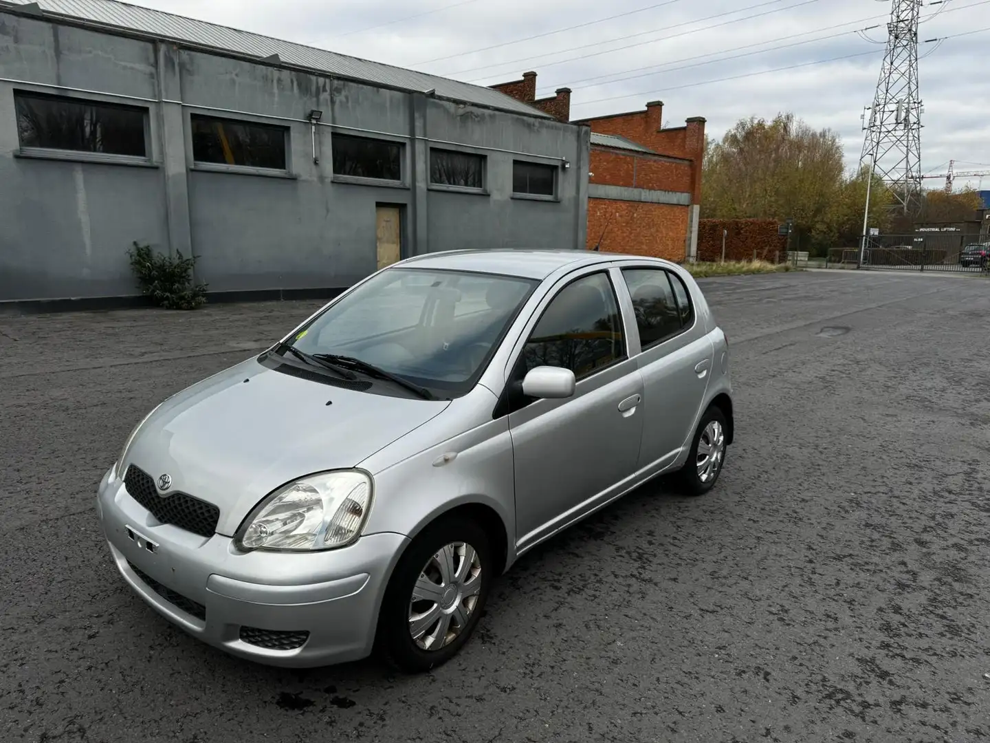 Toyota Yaris 1.3i airco avec contrôle technique ok Argent - 1