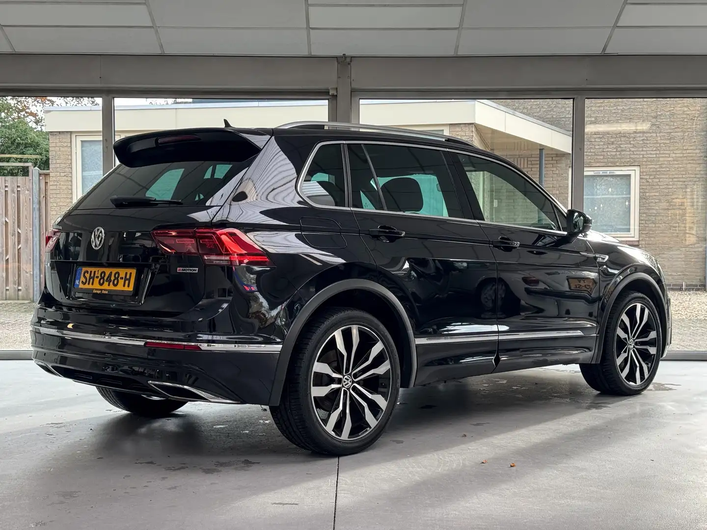 Volkswagen Tiguan 2.0 TSI 4Motion Highline R Line |Trekhaak|Led|Stoe Zwart - 2