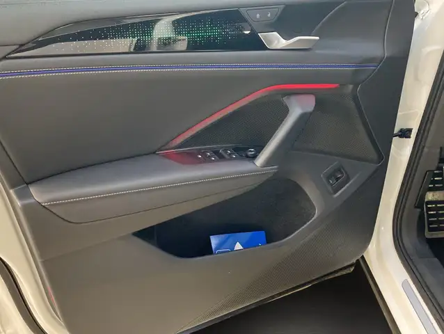 Volkswagen Tiguan view 3