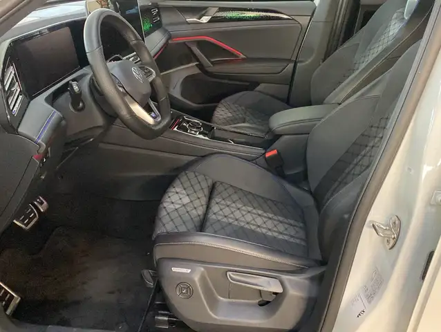 Volkswagen Tiguan view 4