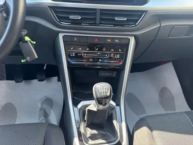 Volkswagen T-Roc view 13