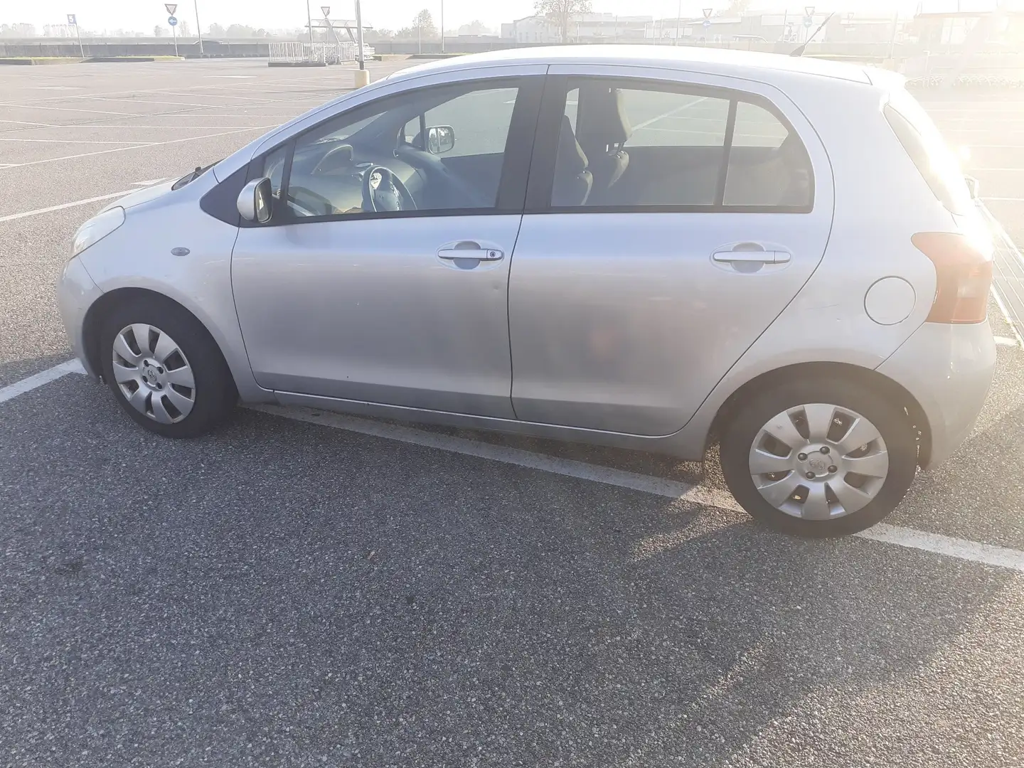 Toyota Yaris 5p 1.3 Sol cambio AUTOMATICO nuovo 13BENZINA Grigio - 1