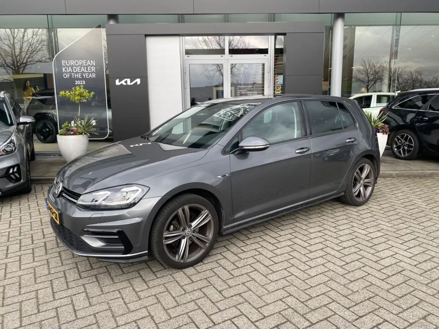 Volkswagen Golf 1.5 TSI Highline Business R Automaat // R Line  In Gris - 1