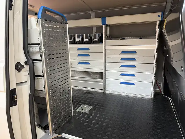 Volkswagen Transporter view 10