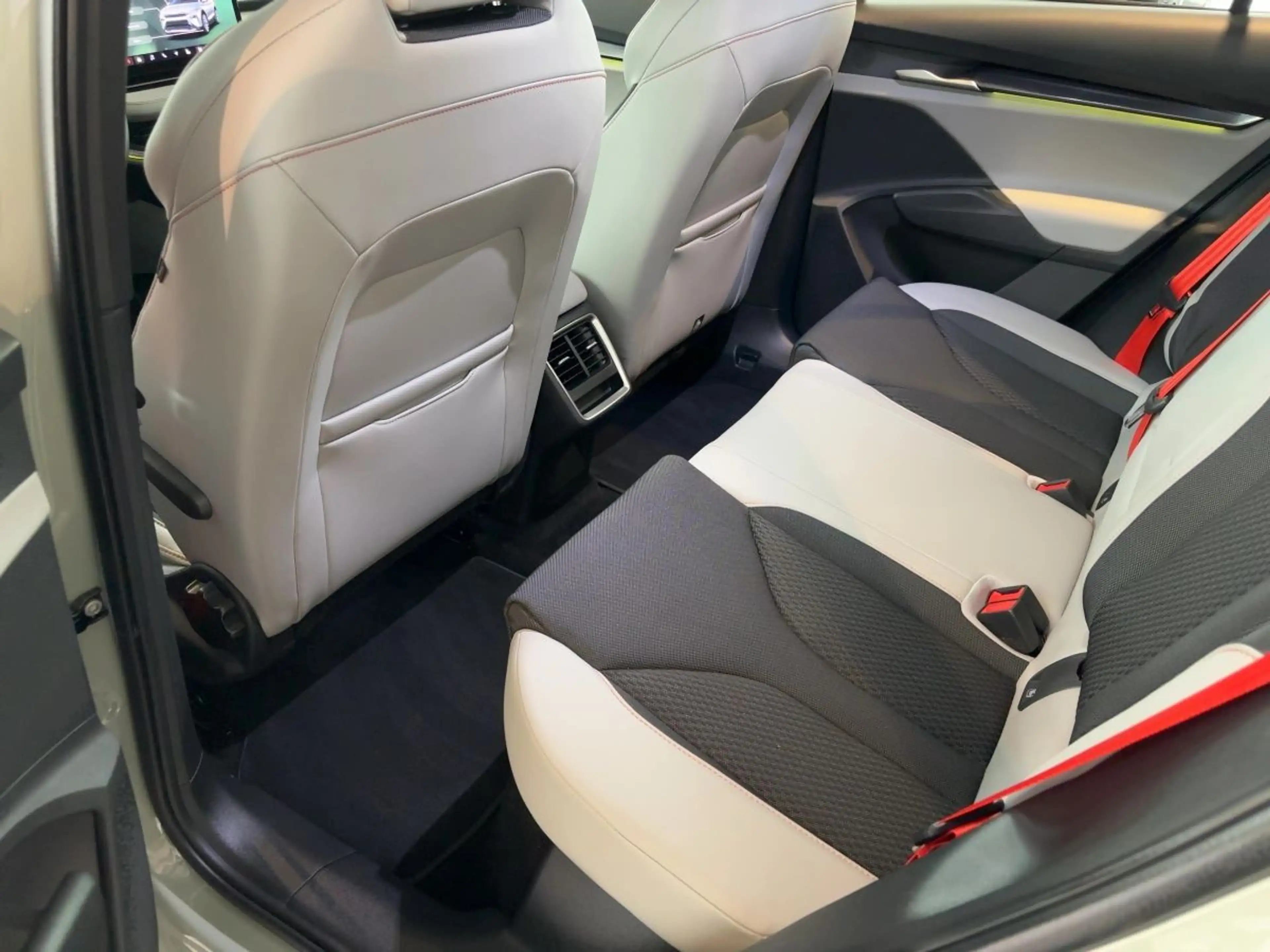 Skoda Elroq 60 Lodge NAVI LED PDC 63kWh — photo 9