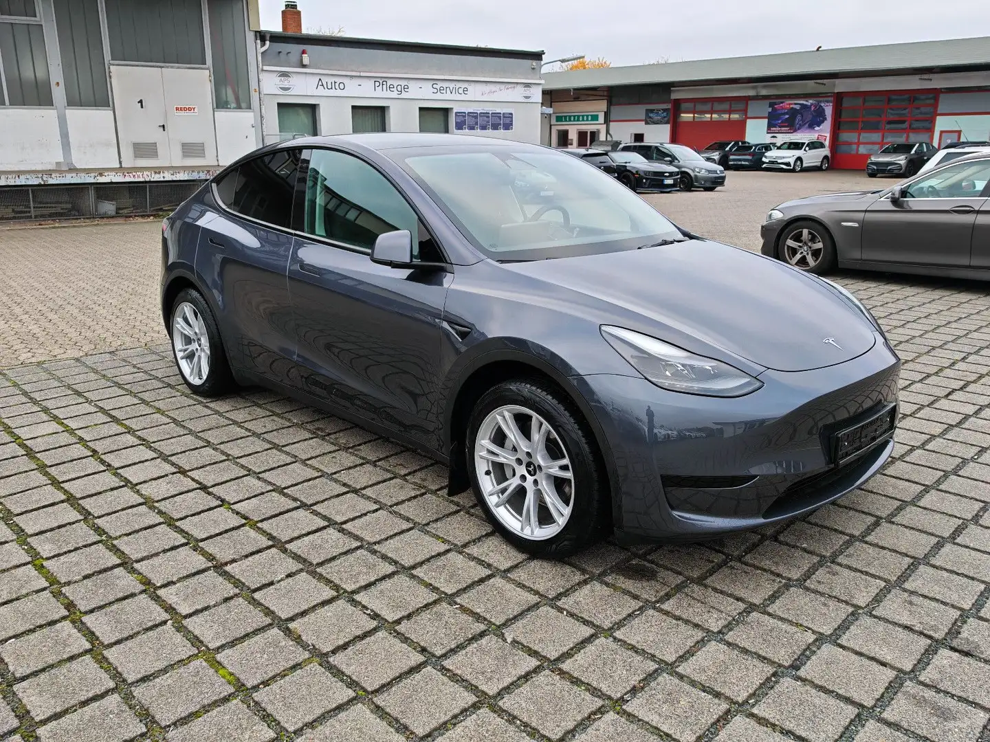 Tesla Model Y SR RWD / AHK Grau - 1