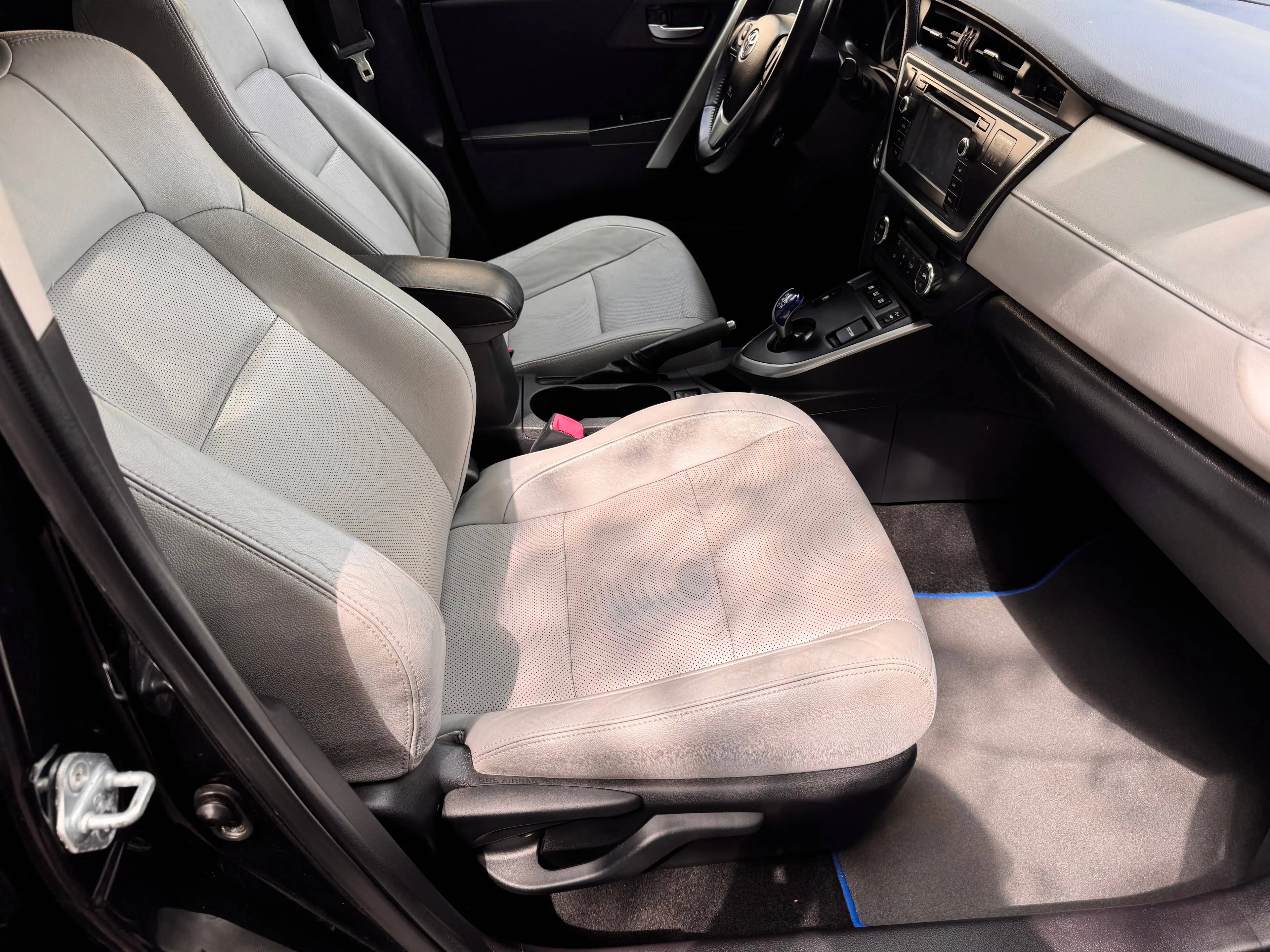 Toyota Auris Hybrid Executive LEDER PANO — photo 8