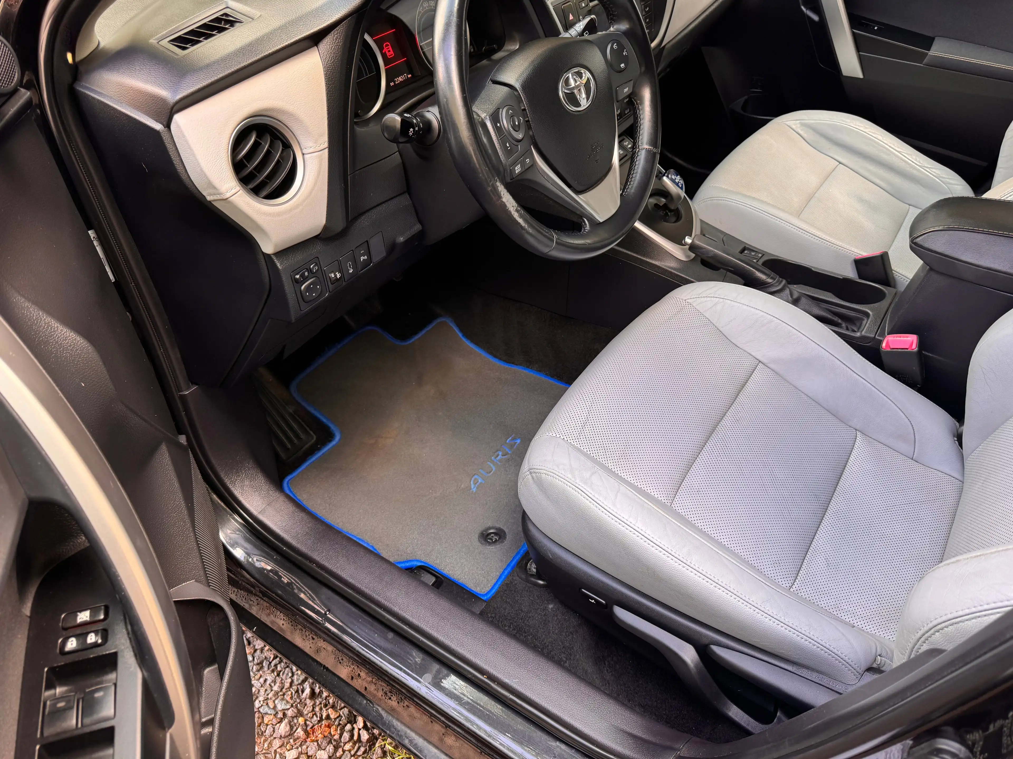 Toyota Auris Hybrid Executive LEDER PANO — photo 7
