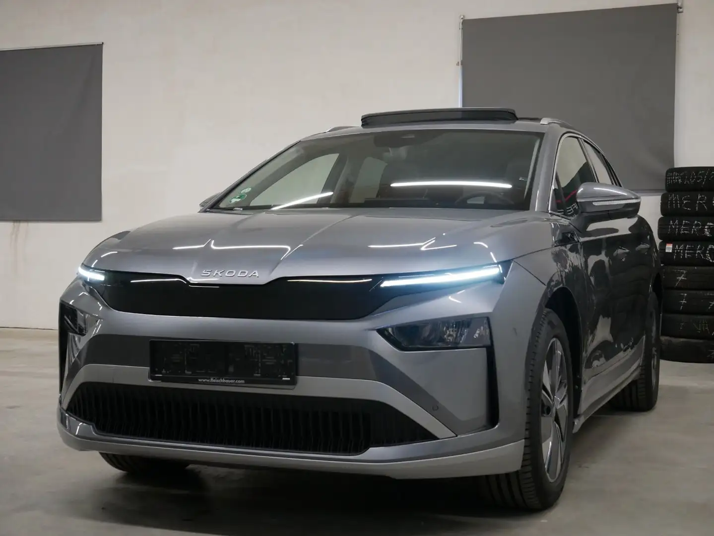 Skoda Enyaq 85 x EcoSuite ACC TOTW R-KAM PANO AHK NAVI Grau - 1