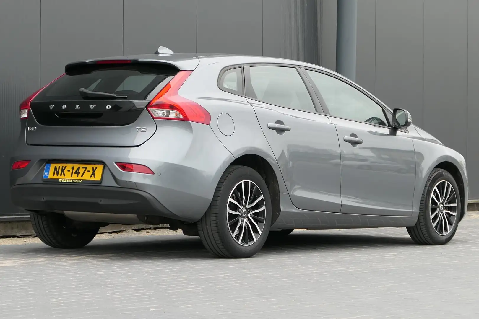 Volvo V40 2.0 T2 Nordic+ NAP Facelift Navi Dealer onderhoude Gris - 2