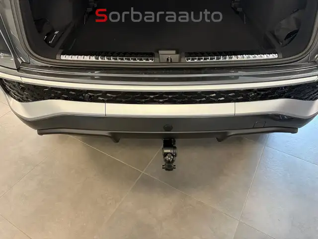 Audi Q3 view 10