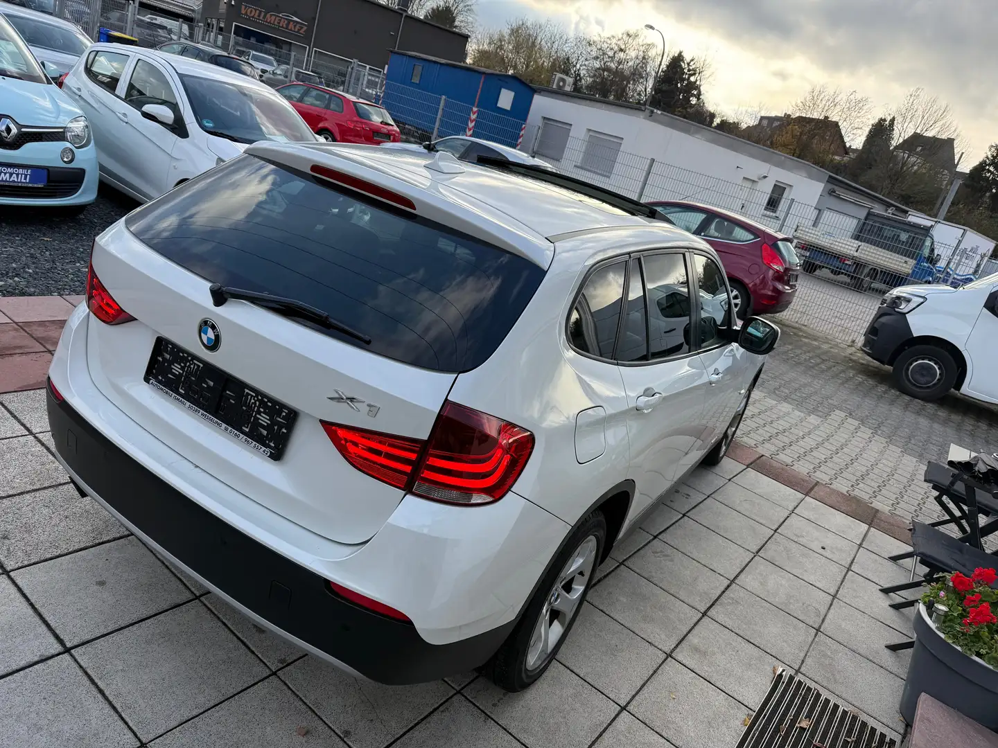BMW X1 18 d sDrive Automatik Panoramadach Weiß - 2