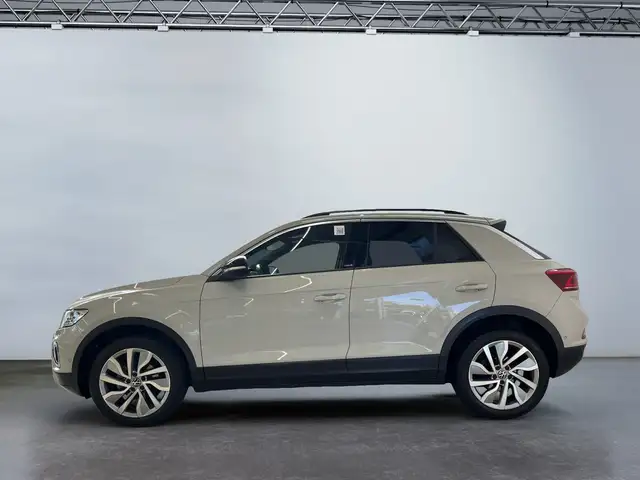 Volkswagen T-Roc view 3
