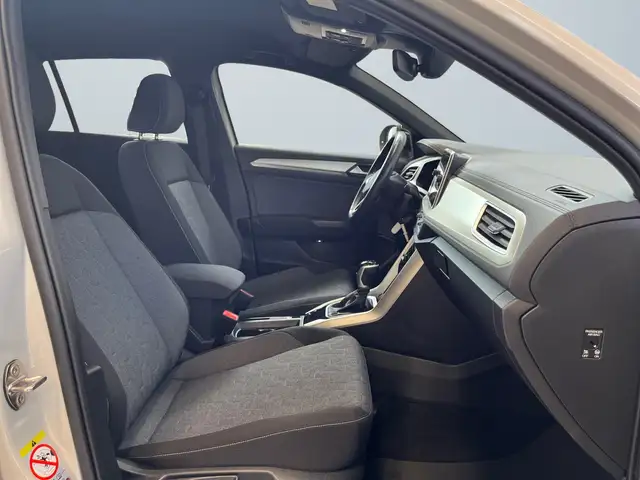 Volkswagen T-Roc view 10