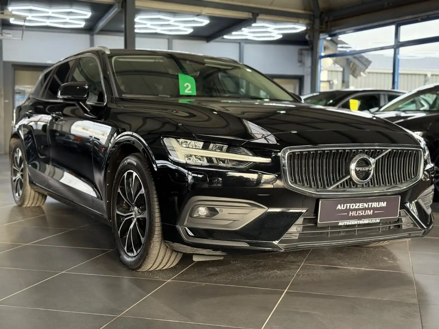 Volvo V60 Kombi Momentum*HU/AU NEU*SHZ* Schwarz - 1