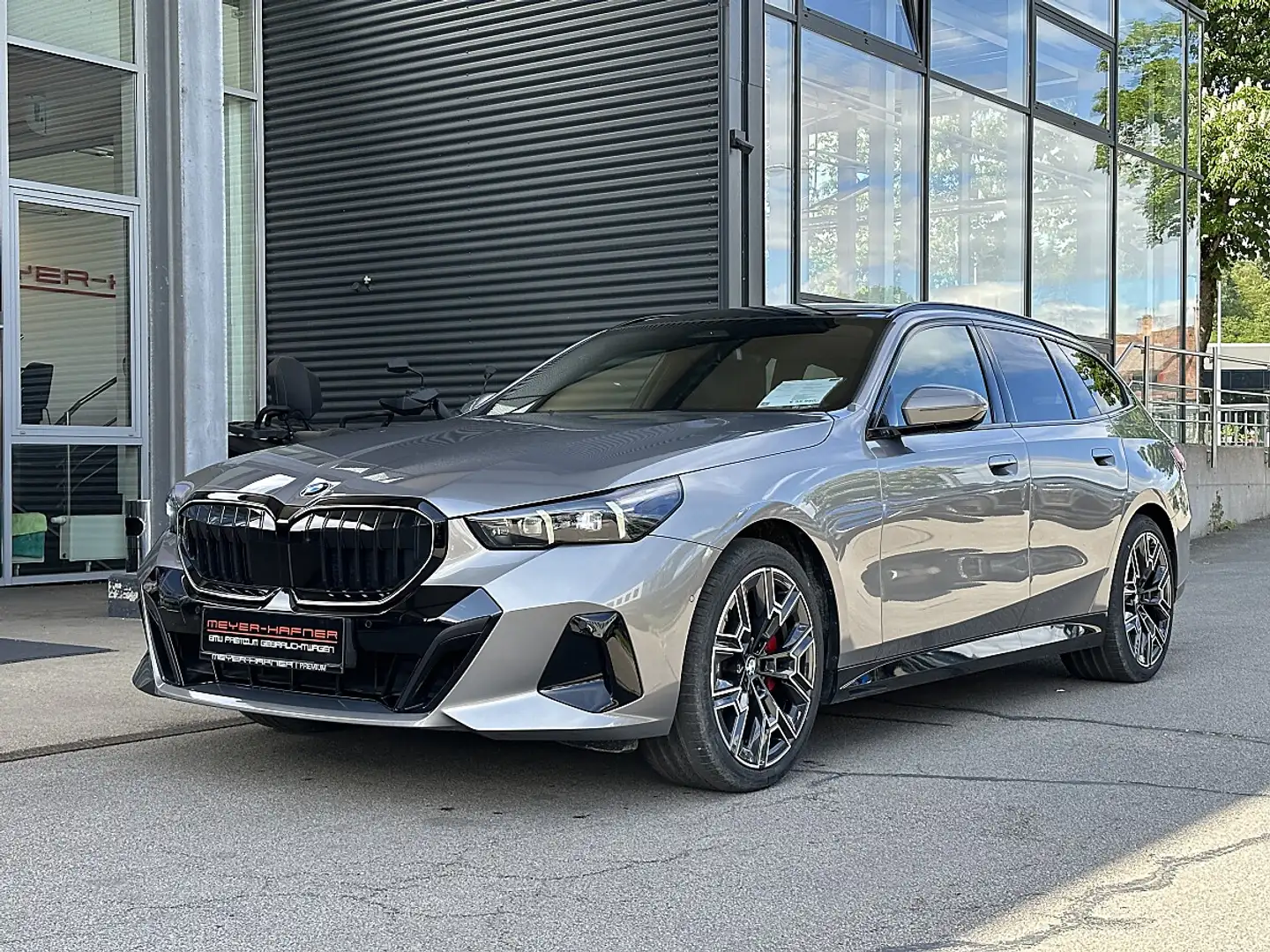 BMW 520 i Touring M-Paket PRO Aut. / Iconic Glow / Pano... Grau - 2