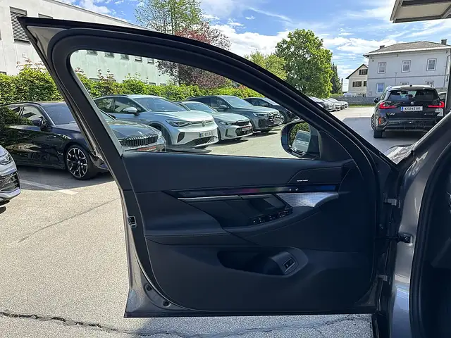 BMW 520 i Touring M-Paket PRO Aut. / Iconic Glow / Pano... Ansicht 26