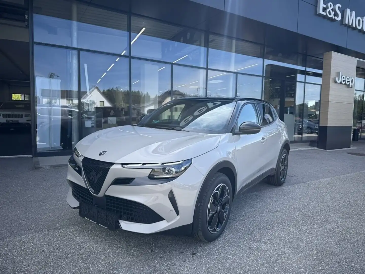 Alfa Romeo Junior Ibrida Q4 1.2 MHEV eAWD e-DCT6 Grau - 1