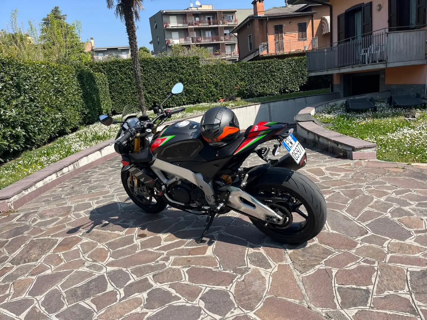 Aprilia Tuono V4 Factory - 2